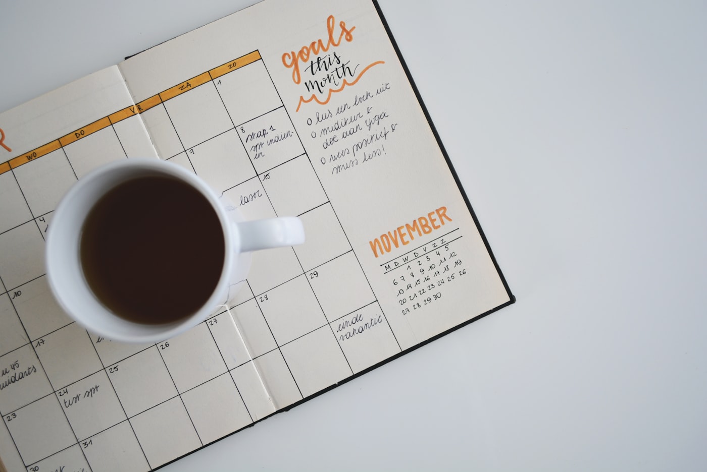 Agenda met planning en een kop koffie